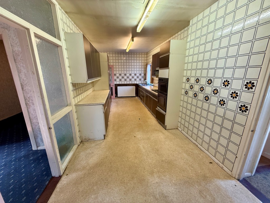 Lot: 89 - DEVELOPMENT OPPORTUNITY - PERMISSION FOR TWO DETACHED CHALET BUNGALOWS AND EXTENSION OF EXISTING DWELLING INTO CHALET BUNGALOW - Kitchen